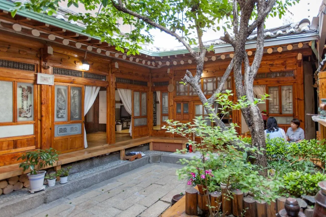 Dongmyo Hanok Sihwadang - Private Korean Style House In The City Center With A Beautiful Garden Séoul Maison d'hôtes