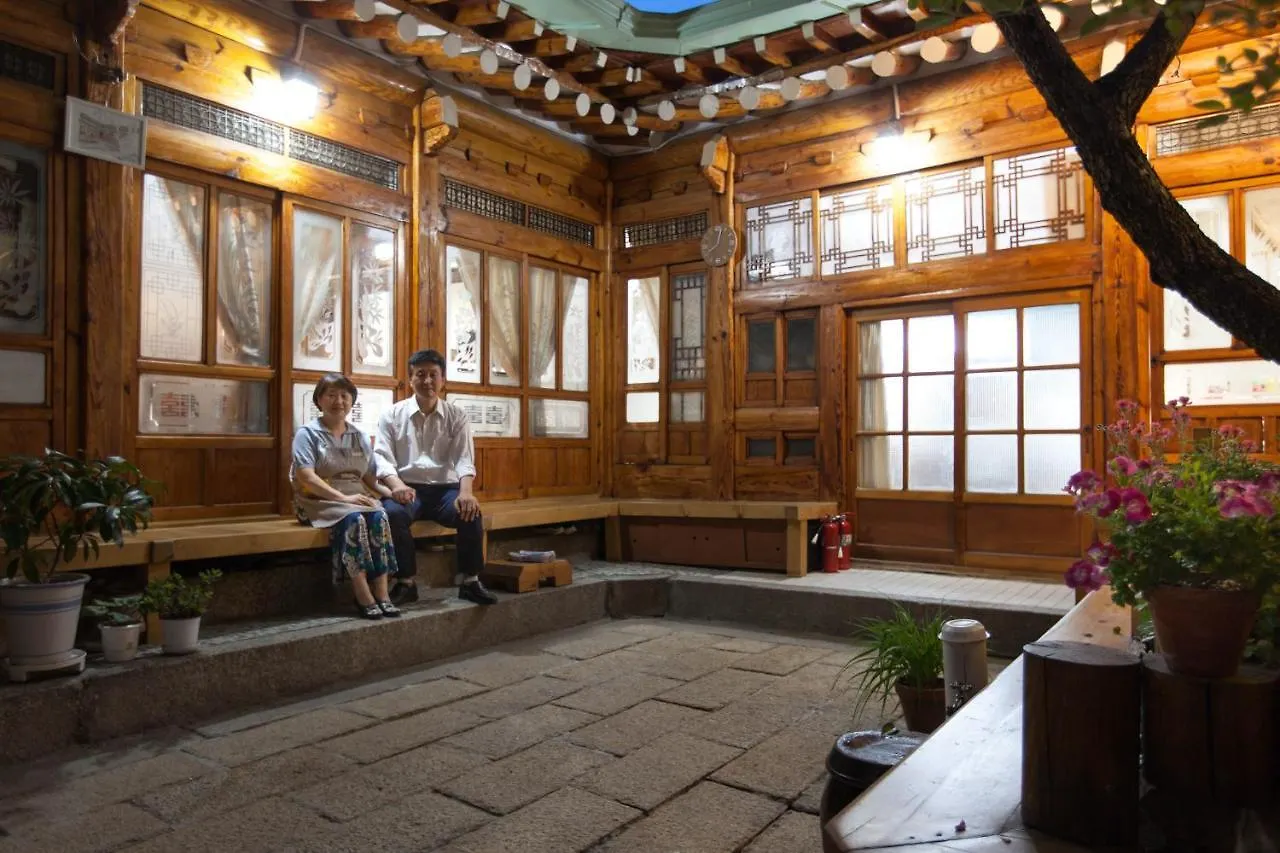 Dongmyo Hanok Sihwadang - Private Korean Style House In The City Center With A Beautiful Garden Séoul Maison d'hôtes