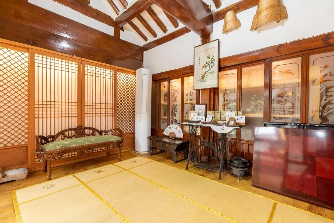 Dongmyo Hanok Sihwadang - Private Korean Style House In The City Center With A Beautiful Garden ソウル特別市 0*,