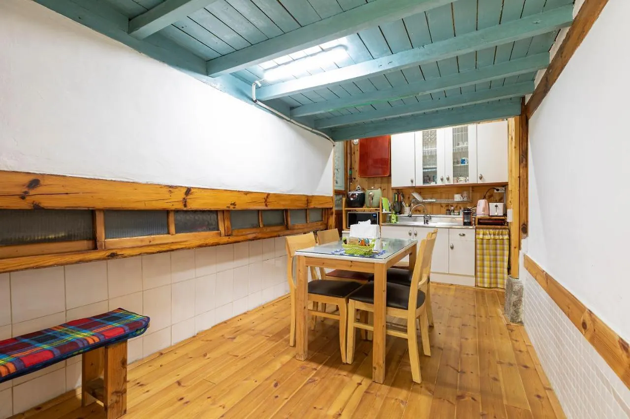 Dongmyo Hanok Sihwadang - Private Korean Style House In The City Center With A Beautiful Garden Séoul Maison d'hôtes